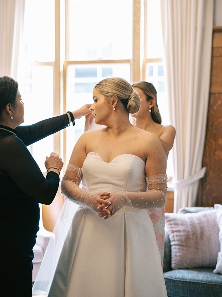 Bride getting ready at Temple of Performing Arts